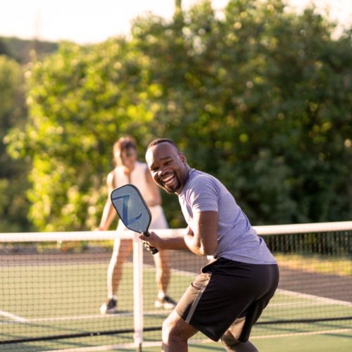 Group of residents at Arista San Gabriel playing pickleball